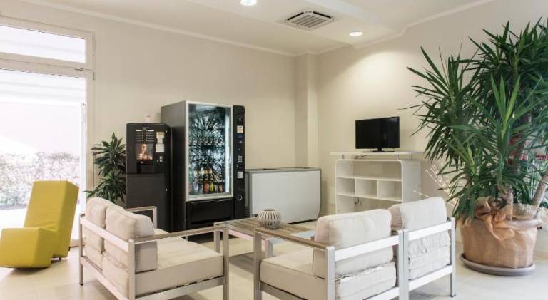 Serviced apartment with garden & patio — photo 5