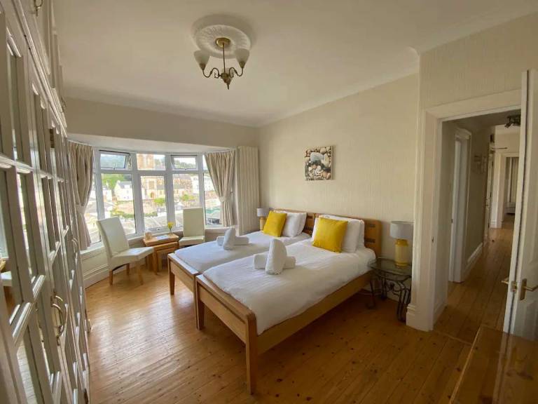 4 Bed House-Sleeps 8-Parking-Pets-MarinaSeaView — photo 3