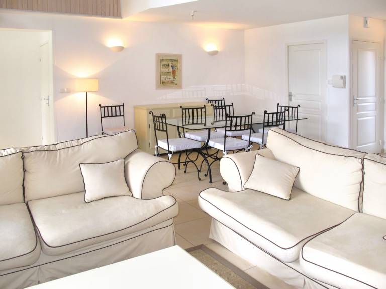 Vacation home with barbecue, terrace & private pool | Pets allowed — photo 3