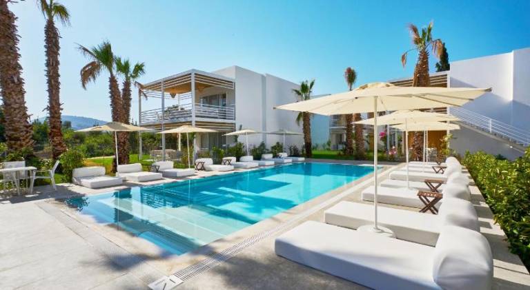 Rental apartment with patio, pool & yard in Bodrum
