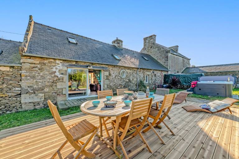 Holiday Home 'Longère De Charme - Garden and Spa' with Private Terrace, Private Garden and Wi-Fi in Plougonvelin