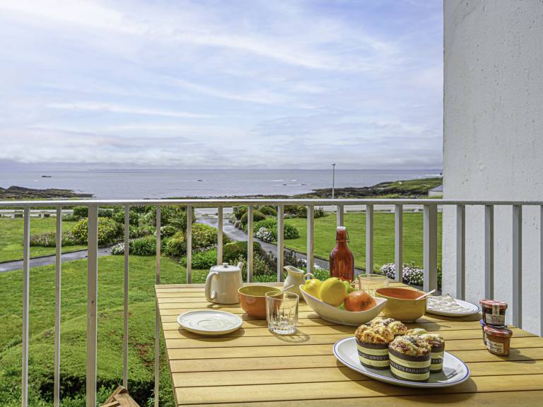 Rental apartment with patio & garden | Sea view — photo 4