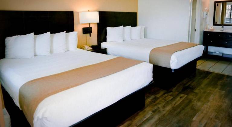 Pines Inn & Suites — photo 2
