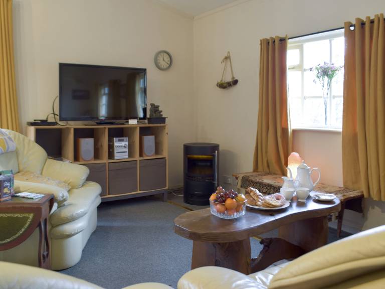 Family-friendly wonderful cottage with garden & pool | River view | Pets allowed — photo 3