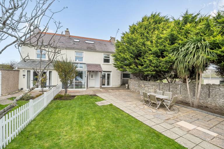 Children-friendly pleasant cottage with yard & jacuzzi | Beach view | Pets allowed in Conwy