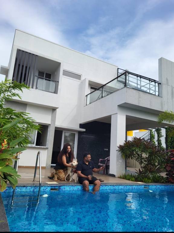 Villa with pool & garden in Anekal