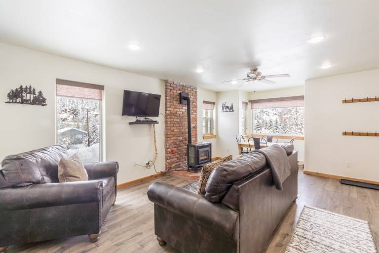 Welcoming Mountain Condo Steps Away from Main Street Balcony — photo 3