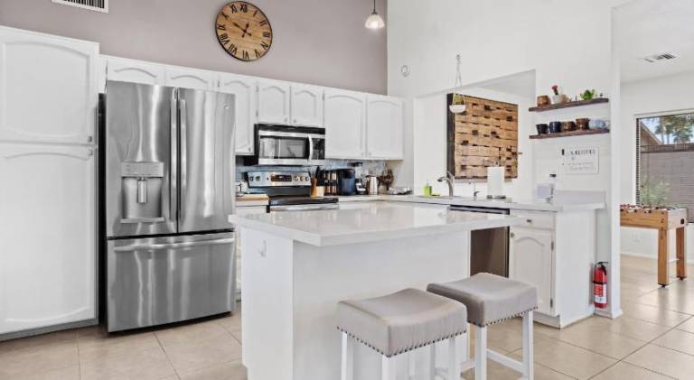 Spacious stunning ranch house, hot-tub and private basketball court, near WestWorld, TPC in Scottsdale, AZ