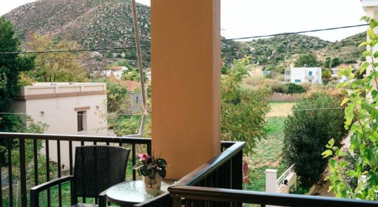 Holiday apartment with patio & garden — photo 3
