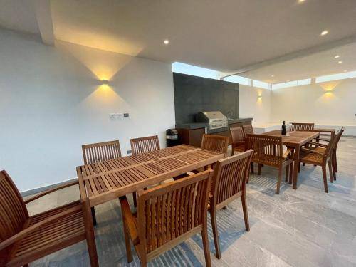 Spacious LockOff Room with Rooftop & Infinity Pool — photo 4