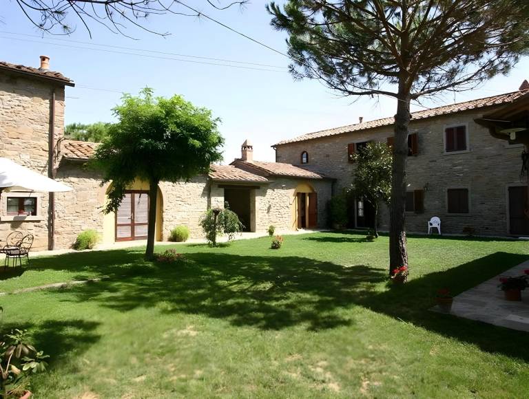 Farm with yard, pool & grill in Cortona
