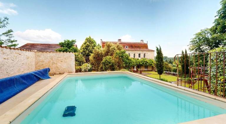 Spacious vacation home with pool | Pets are welcome in Libourne