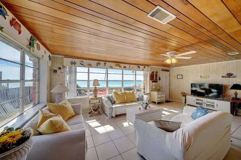 Beachfront Retro Cottage. Pet-friendly. Single family home. Gorgeous sunsets. — photo 2