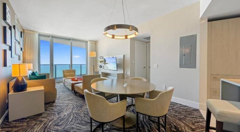 Luxury 2BR Beachfront Rooftop Pool and Spa in Aventura, FL