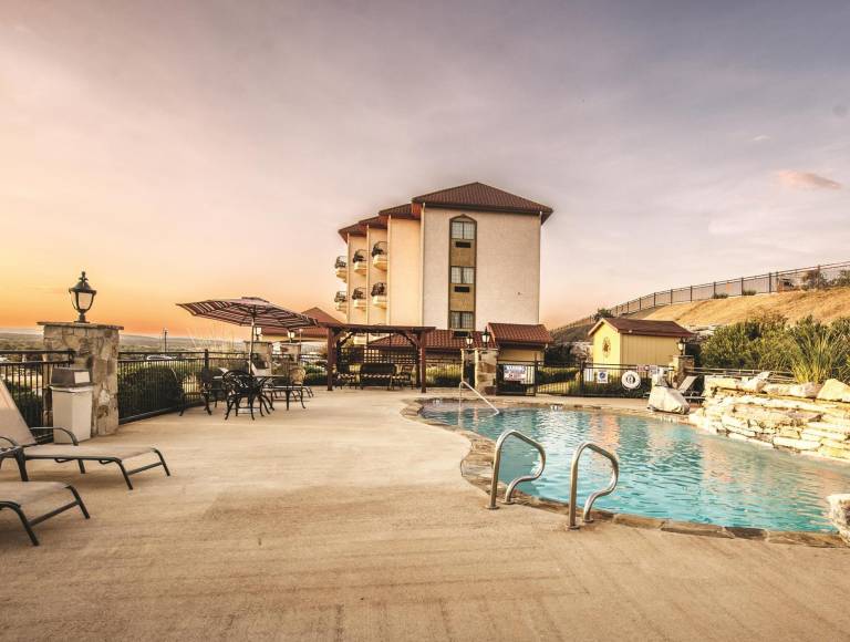 La Quinta Inn & Suites by Wyndham Marble Falls — photo 3