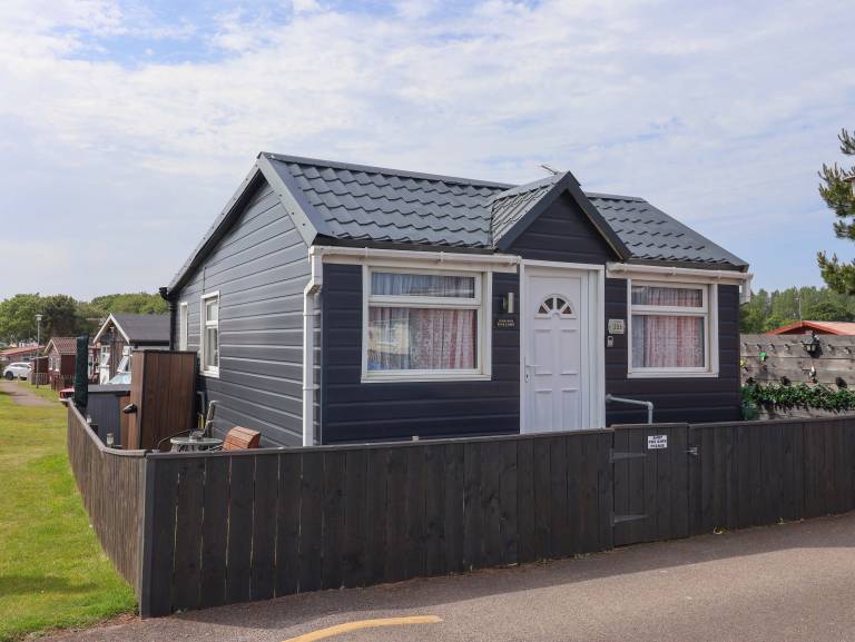 Lovely cottage with yard | Beach view | Pet-friendly — photo 2