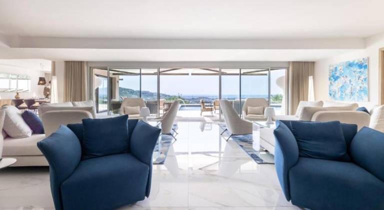 Villa with pool — photo 4