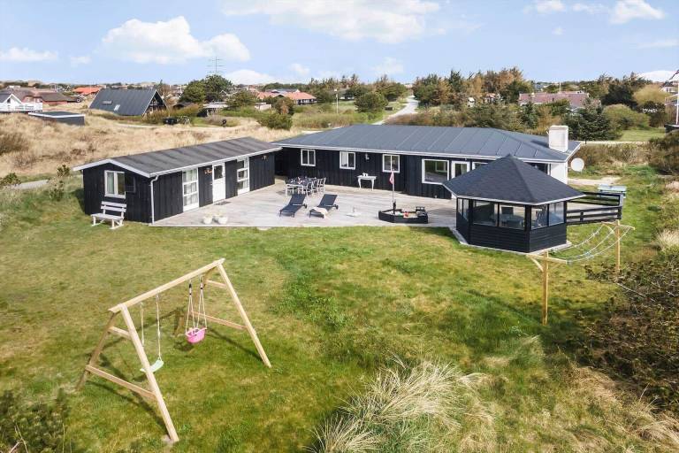 House with barbecue, patio & yard in Hvide Sande