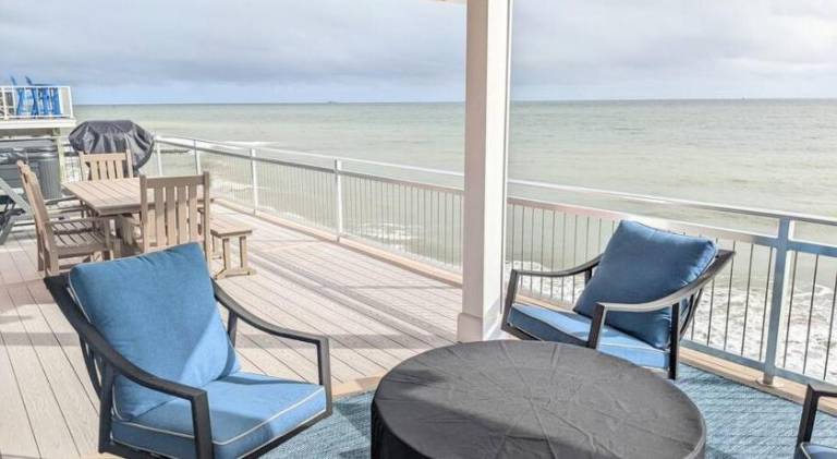 Bay Bliss - Private Beachfront Home with 180° Views & Hot Tub! — photo 2