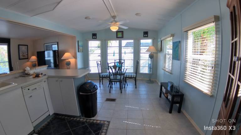 Adorable 1 bedroom 1 bath beach bungalow — photo 2