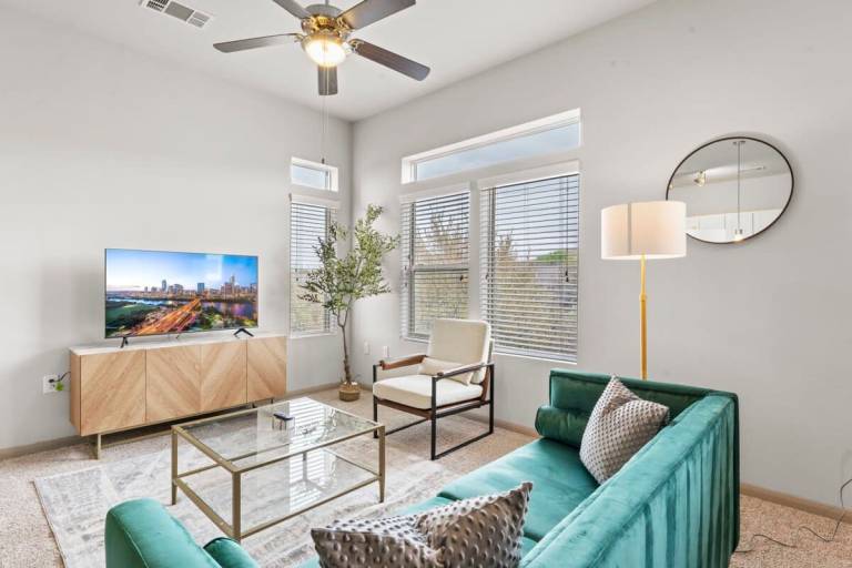Airy 2BR king suite fast WiFi 8 min to Downtown