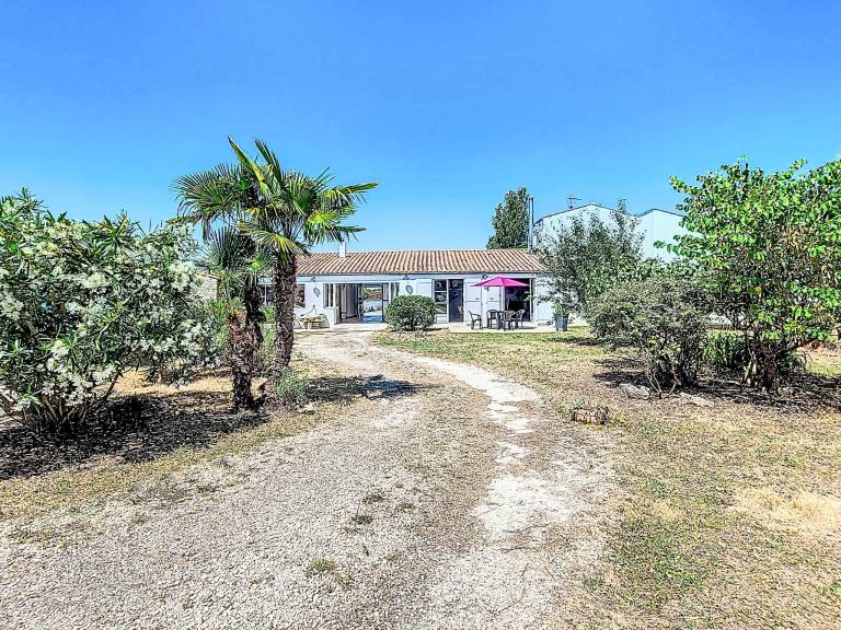 Fully equipped vacation home with yard, BBQ & patio | Pets are welcome — photo 2