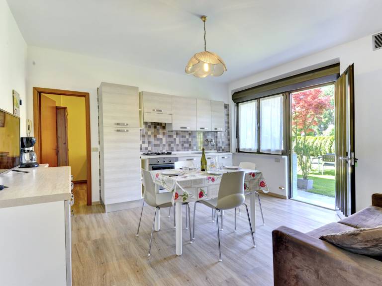Holiday apartment with patio, yard & barbecue — photo 3