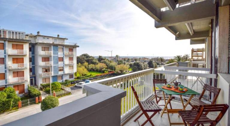 Holiday apartment with terrace in Camaiore
