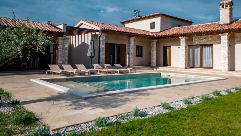 Villa with barbeque, terrace & private pool | Pets allowed in Medulin