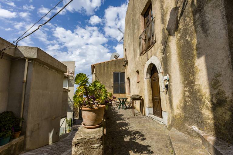 Dedicated room with patio | Mountain view in Messina