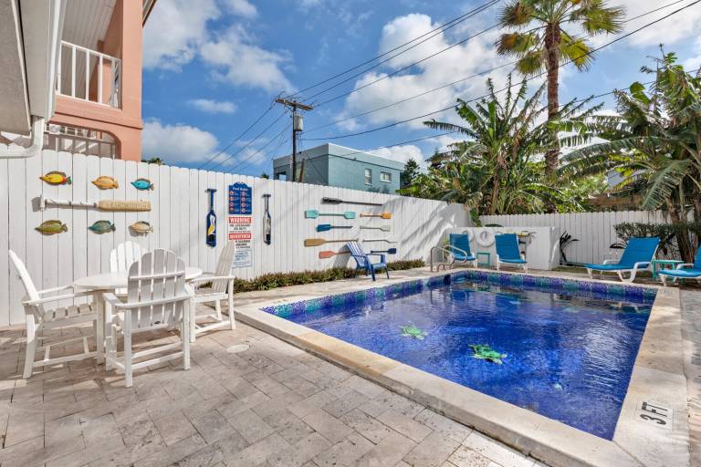 Vacation home with pool — photo 4