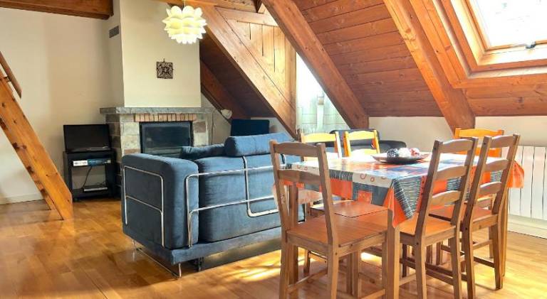Holiday apartment with 3 rooms for 6 persons in Lleida