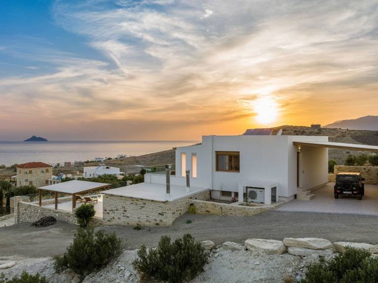 Vacation home with private pool, yard & barbeque | Mountain view in Heraklion