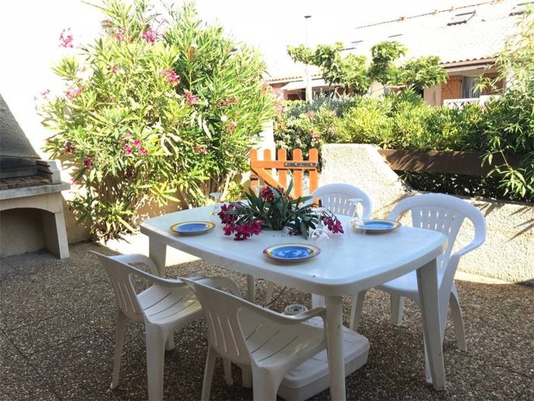 Charming Villa with Mezzanine, Terrace, and Private Parking - Steps from the Beach! Sleeps 6 — photo 2