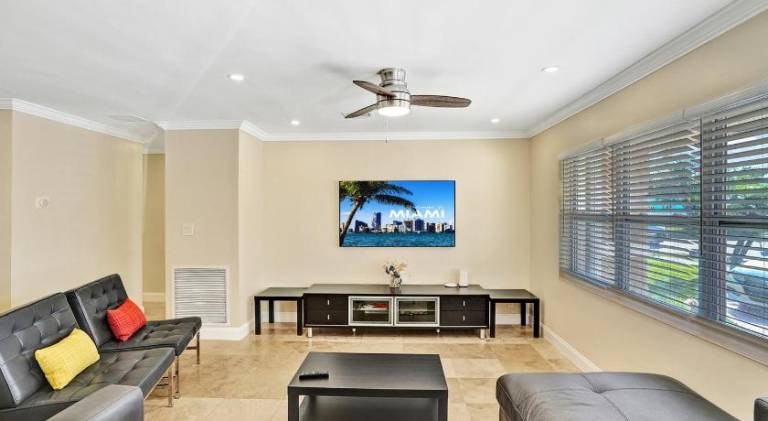 Deluxe Home Heated Pool & Jetted Tub near Beach — photo 2