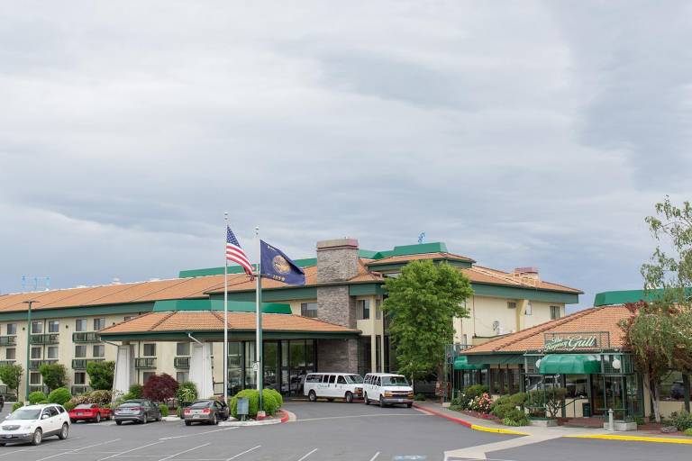 Rogue Regency Inn & Suites in Medford, OR