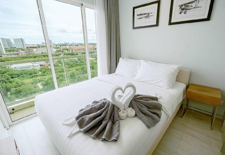 Spacious rental apartment with grill, jacuzzi & garden | Water view | Suitable for remote work | Pet-friendly in Chonburi