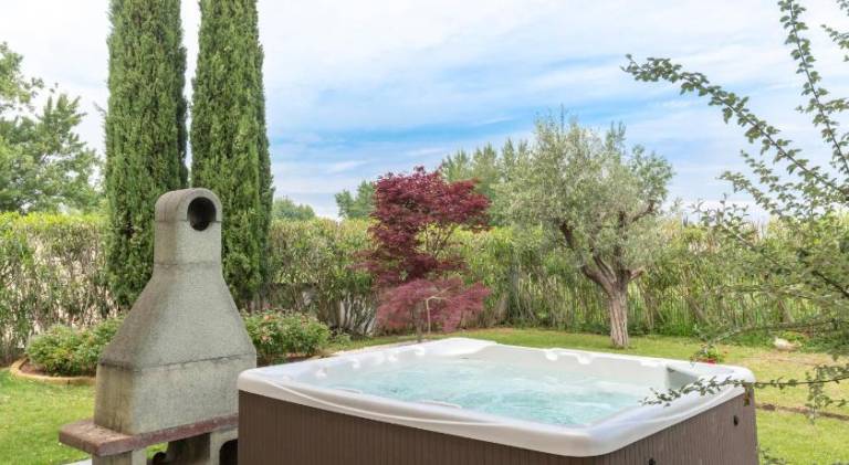 House with jacuzzi & pool in Pozzolengo