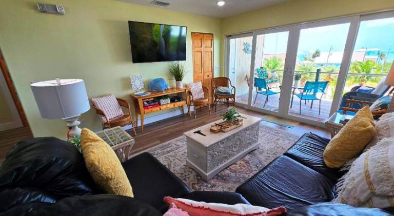 Vacation home with jacuzzi & pool — photo 2