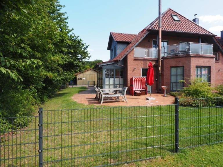 Rental apartment with grill, terrace & yard — photo 2