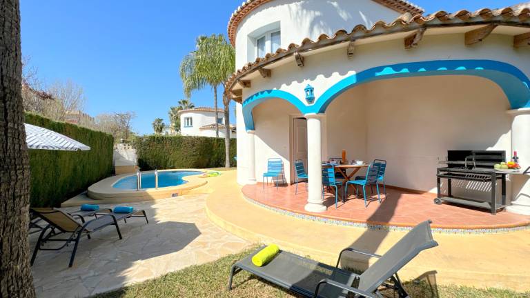 Fully equipped villa with barbecue, yard & private pool | Beach nearby | Pet-friendly — photo 3