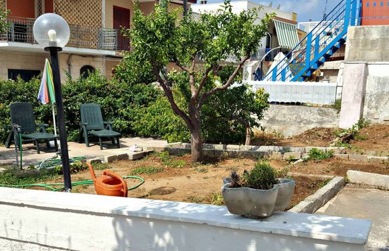 Holiday apartment with garden & barbeque | Garden view — photo 4