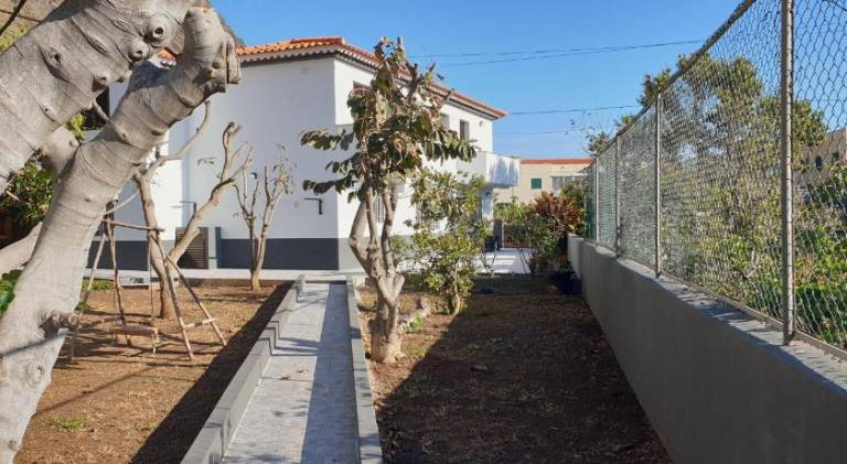 Charming house with patio, barbecue & garden | Beach nearby | Pets allowed in Calheta
