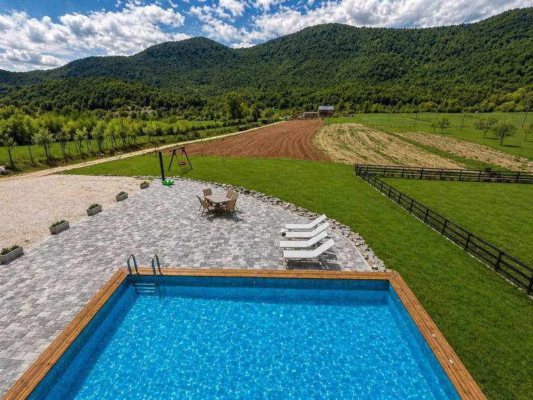 Vacation home with BBQ & patio in Senj