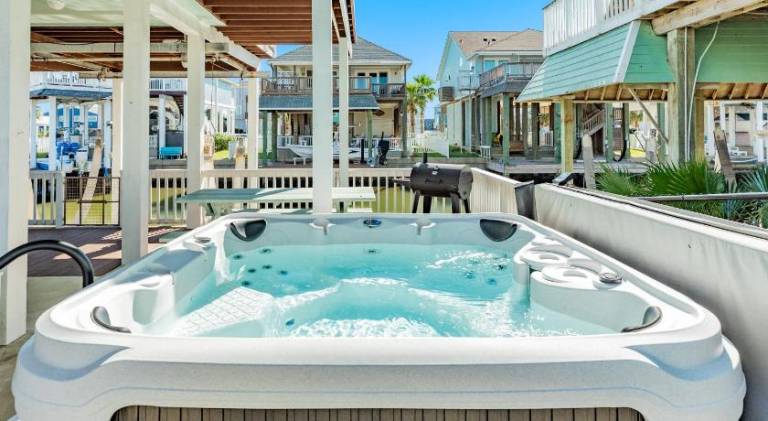House with pool, BBQ & hot tub — photo 3