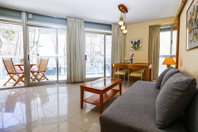 Fully equipped beautiful rental apartment with pool & patio | Close to the beach | Pets allowed — photo 4