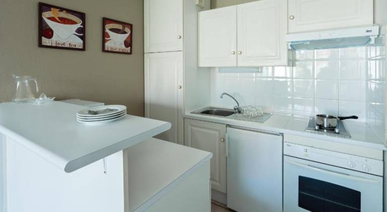 Serviced apartment with patio & garden — photo 5