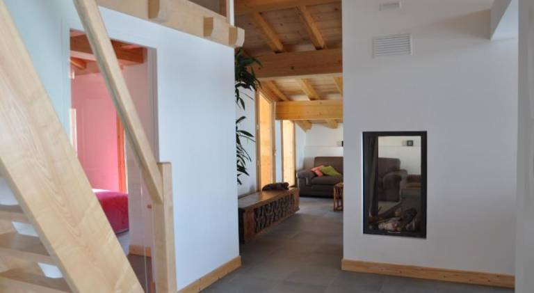 Chalet with hot tub, terrace & yard — photo 5