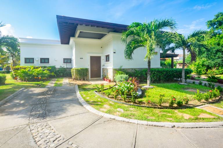 Child-friendly big vacation home with private pool, terrace & barbecue | Water view | Pets are welcome — photo 2