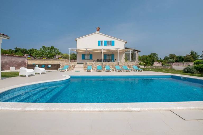 Villa with private pool, barbecue & yard — photo 2